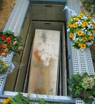 Een begrafenis met gekleurd zand. het gekleurde zand als laatste groet