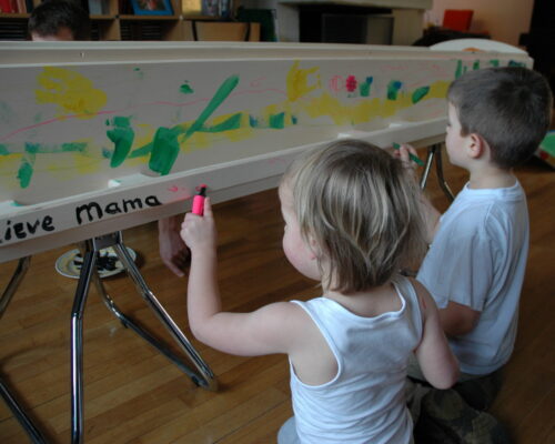 Kinderen beschilderen de kist